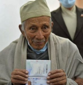 पहिलो ई–पासपोर्ट शताब्दी पुरुष सत्य मोहन जोशीले पाए