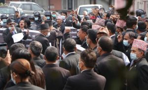 प्रधानन्यायाधीश चोलेन्द्र शमशेर जबरा विरुद्ध आन्दोलनमा उत्रिएका वकिल र प्रहरी बीच धक्का मुक्का