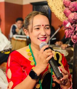 सुरुमा डाईनिङमा काम गरेकी म्याग्देली चेली निरुता पहिलो पटक स्टेज चढेपछि कहिल्यै पछाडी फर्किन परेन