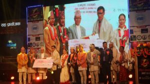लोकप्रिय सञ्चारकर्मी, गायक राज कुमार रायमाझी “लोक पत्रकारिता सम्मान” द्धारा ११,१११/- नगद पुरस्कार सहित सम्मानित