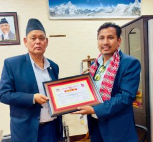 बक्सिङका अन्तराष्ट्रिय निर्णायक मैनाली “राष्ट्रिय खेलकुद सम्मान – २०८१” बाट सम्मानित । बक्सिङका अन्तराष्ट्रिय निर्णायक मैनाली “राष्ट्रिय खेलकुद सम्मान – २०८१” बाट सम्मानित ।