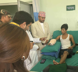 देश पनि अहिले बिरामी छ, तपाईंहरू सँगै देशको पनि उपचार गर्ने हो: सञ्चारमन्त्री जगदीश खरेल देश पनि अहिले बिरामी छ, तपाईंहरू सँगै देशको पनि उपचार गर्ने हो: सञ्चारमन्त्री जगदीश खरेल