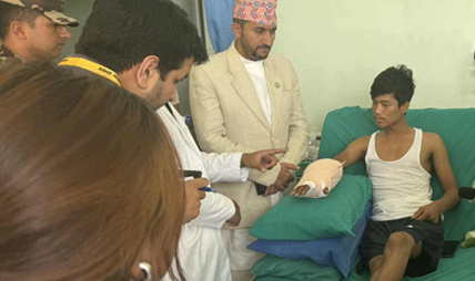 देश पनि अहिले बिरामी छ, तपाईंहरू सँगै देशको पनि उपचार गर्ने हो: सञ्चारमन्त्री जगदीश खरेल देश पनि अहिले बिरामी छ, तपाईंहरू सँगै देशको पनि उपचार गर्ने हो: सञ्चारमन्त्री जगदीश खरेल