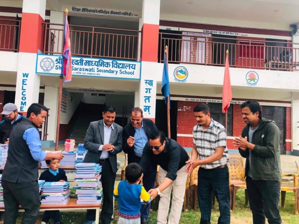 सरला–कुमार अक्षय कोषद्वारा विद्यार्थीलाई शैक्षिक सामग्री वितरण