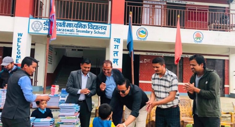 सरला–कुमार अक्षय कोषद्वारा विद्यार्थीलाई शैक्षिक सामग्री वितरण